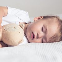 Goed kindermatras helpt tegen slaaptekort