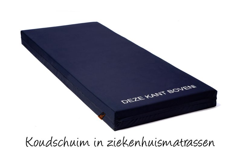 Medisch matras met een donkerblauwe, vloeistofdichte hoes