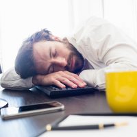 Tips om niet in slaap te vallen op het werk