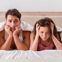 man en vrouw jong onder dekbed