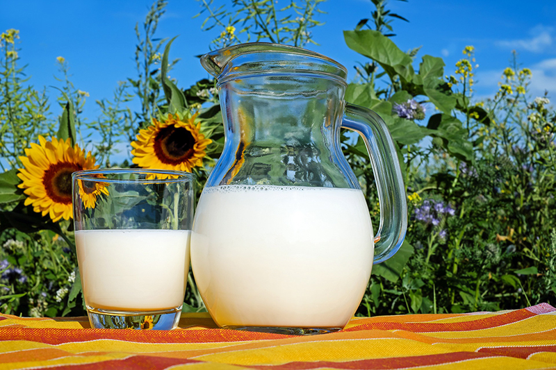 Een glas melk helpt je om in slaap te komen