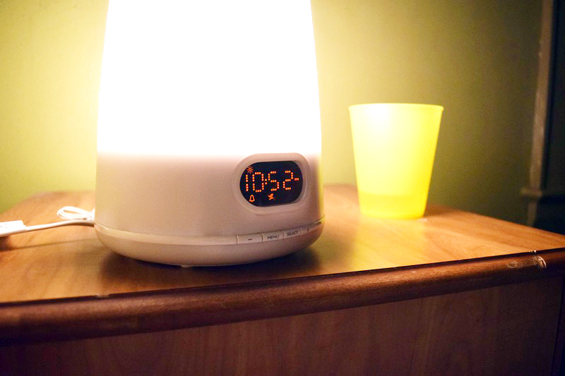 Het licht van de wake-up light wordt tijdens het wakker worden langzaam sterker