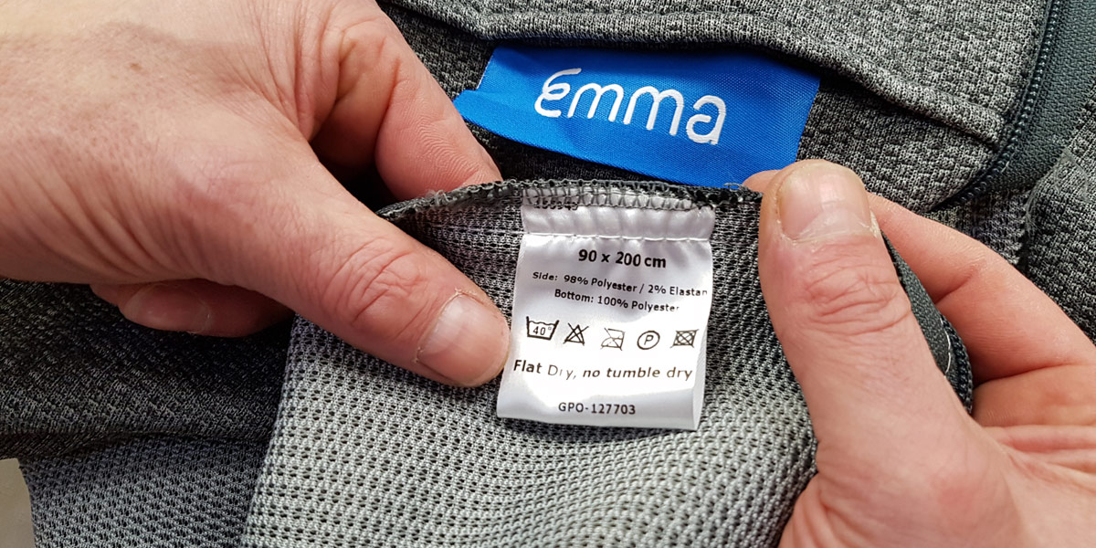 De tijk van het Emma matras is dun, polyester en niet wasbaar op 60 graden