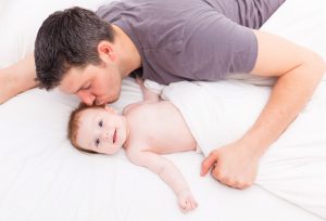 Hebben baby’s minder stress als ze bij hun ouders slapen?