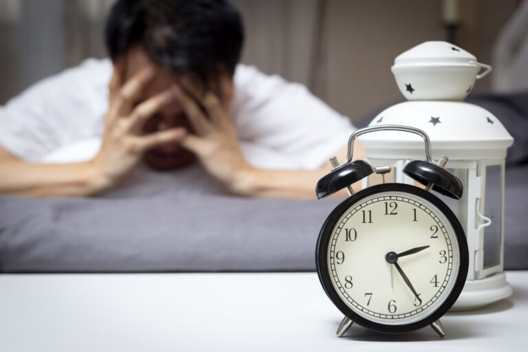 Je wordt moe wakker, ook al sliep je genoeg. Je hoofd blijft maar 'aan