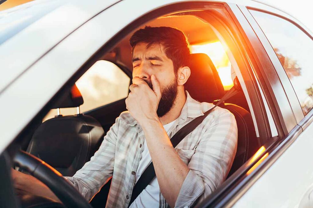 Vermoeidheid overdag kan gevaarlijk zijn in het verkeer