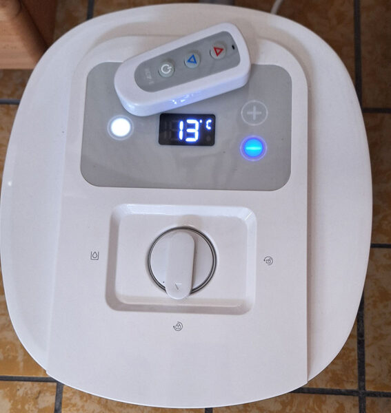 Regelunit met afstandsbediening, ingesteld op 13 graden om te koelen